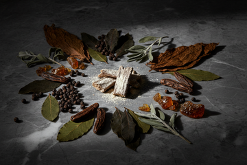 Parfüm für besondere Anlässe Herren – Edle Rohstoffe wie Iris, Patchouli, Tabak und Amber als Grundlage langanhaltender Herrendüfte von Givenchy und Scalpers für Galas und Business-Events