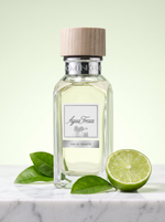 Adolfo Dominguez Agua Fresca Eau de Toilette 60 ml - Flakon mit Holzdeckel auf hellem Marmor mit Limette