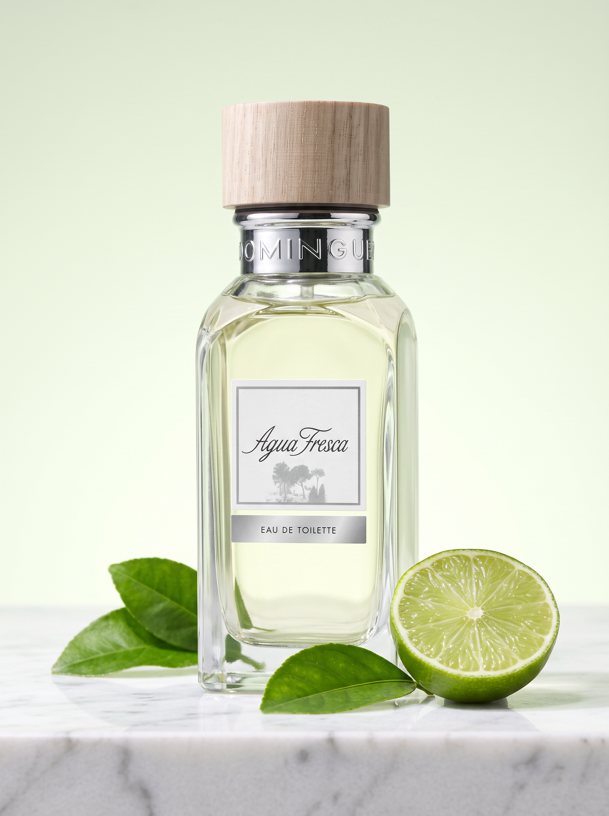 Adolfo Dominguez Agua Fresca Eau de Toilette 60 ml - Flakon mit Holzdeckel auf hellem Marmor mit Limette