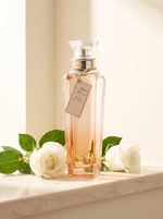 Adolfo Dominguez Agua Fresca de Rosas Blancas 200 ml - Flakon mit Anhaenger auf hellem Marmor mit weissen Rosen