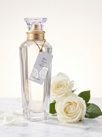 Adolfo Dominguez Agua Fresca de Rosas Eau de Toilette 60 ml - Flakon mit Anhaenger auf hellem Marmor mit weissen Rosen