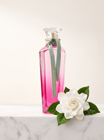 Adolfo Dominguez Agua Fresca Gardenia Musk 120 ml - pinker Flakon mit Band auf weissem Marmor mit Gardenie