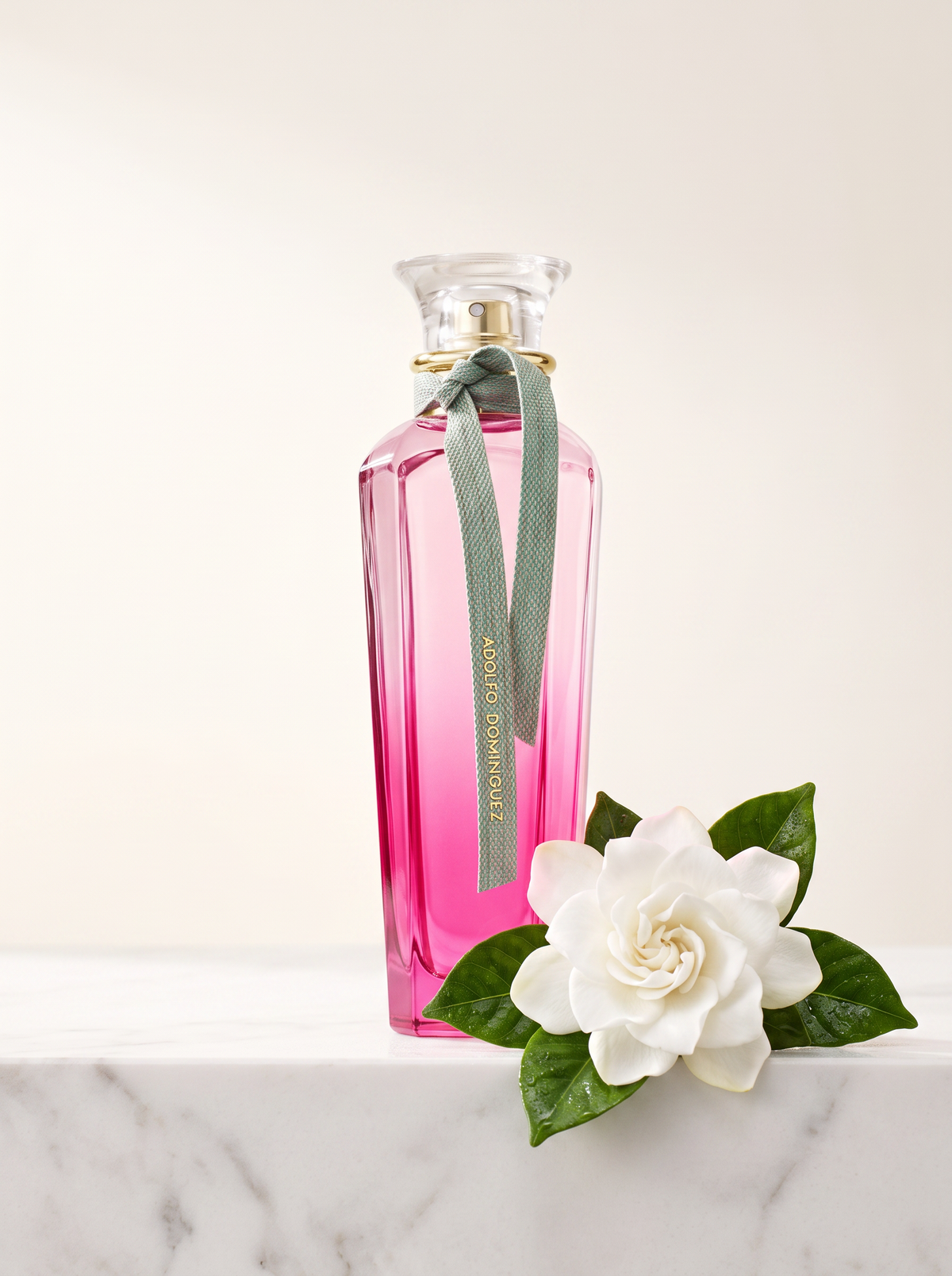 Adolfo Dominguez Agua Fresca Gardenia Musk 120 ml - pinker Flakon mit Band auf weissem Marmor mit Gardenie