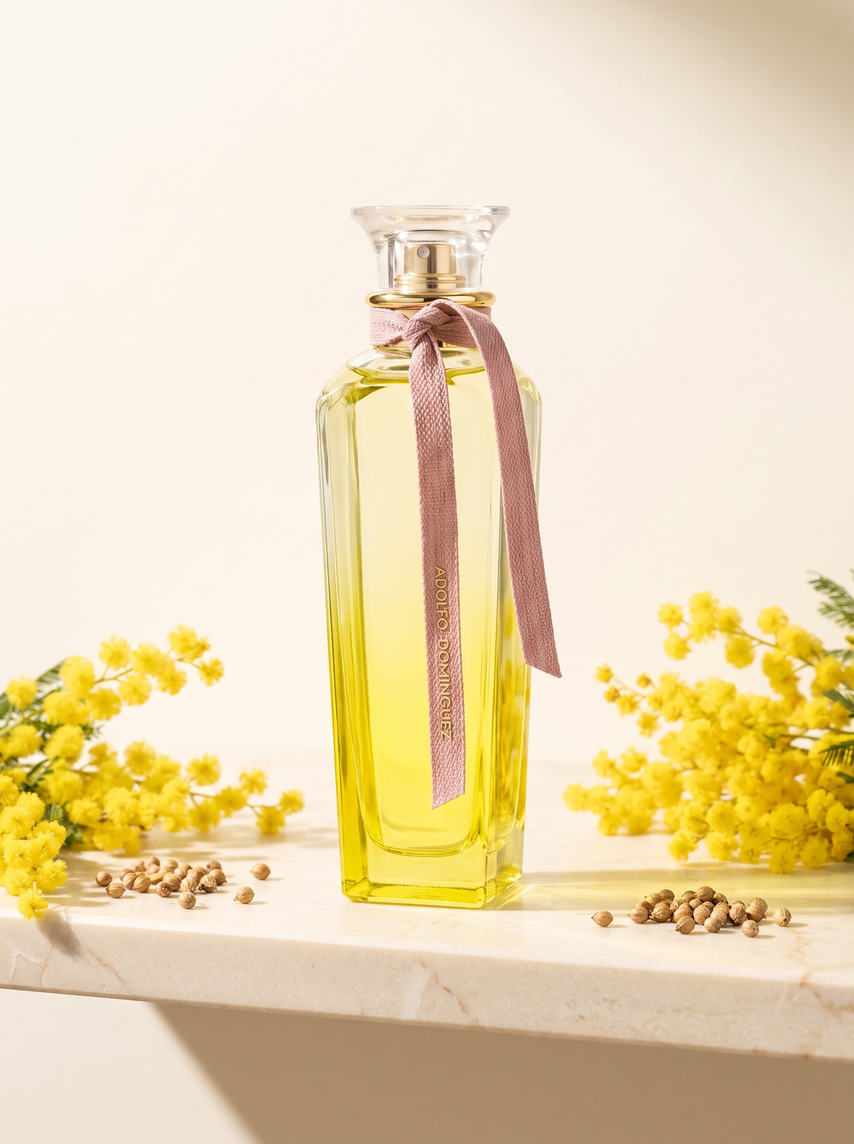 Adolfo Dominguez Agua Fresca Mimosa Coriandro 120 ml - gelber Flakon mit Band auf hellem Marmor mit Mimosen
