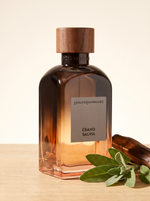 Adolfo Dominguez Ebano Salvia Eau de Parfum 120 ml - Flakon mit Holzdeckel auf hellem Holz mit Salbei
