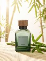 Adolfo Dominguez Bambu Eau de Parfum 200 ml - gruener Flakon mit Holzdeckel auf Bambusmatte