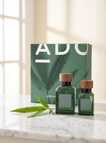 Adolfo Dominguez Bambu Eau de Parfum Geschenkset - zwei gruene Flakons mit Holzdeckel auf weissem Marmor