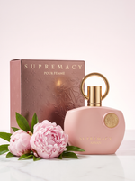 Afnan Supremacy Pour Femme Eau de Parfum 100 ml - rosa Flakon mit Verpackung auf hellem Marmor mit Pfingstrosen