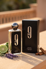 Afnan 9pm Eau de Parfum mit Flakon und Box auf sonniger Terrasse mit Bergamotte, Lavendel und Zimt - kaufenparfum.de