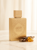 Al Haramain Amber Oud Gold Edition Eau de Parfum 60 ml - goldener Flakon auf hellem Marmor mit Oudholz und Bernstein