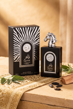 Al Wataniah Qahir Eau de Parfum 100 ml - schwarzer Flakon mit Pferdekopf, Salbei und Tonkabohnen in warmem Licht - kaufenparfum.de