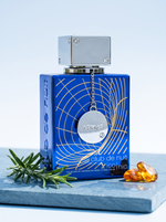 Armaf Club de Nuit Iconic Eau de Parfum 105 ml - blauer Flakon auf Schiefer mit Rosmarin und Bernstein