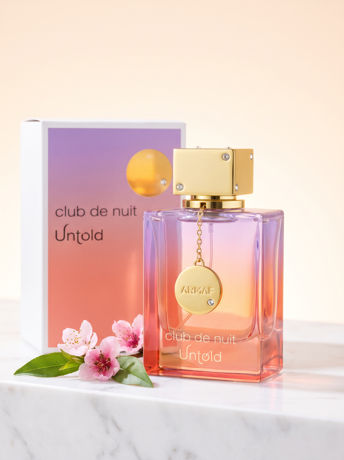 Armaf Club de Nuit Untold Eau de Parfum 105 ml - Flakon mit Verpackung auf hellem Marmor mit Pfirsichblueten