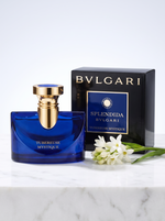Bvlgari Splendida Tubereuse Mystique Eau de Parfum 100 ml - blauer Flakon mit Verpackung auf hellem Marmor mit Tuberose
