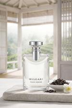 Bvlgari Pour Homme Eau de Toilette Flakon im hellen Teepavillon mit Darjeeling-Teeblaettern - kaufenparfum.de