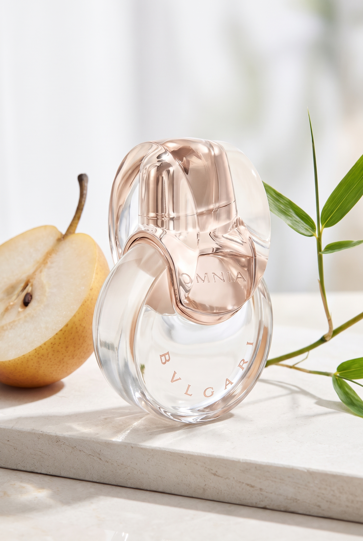 Bvlgari Omnia Crystalline Eau de Toilette Flakon auf hellem Stein mit Nashi-Birne und Bambus - kaufenparfum.de