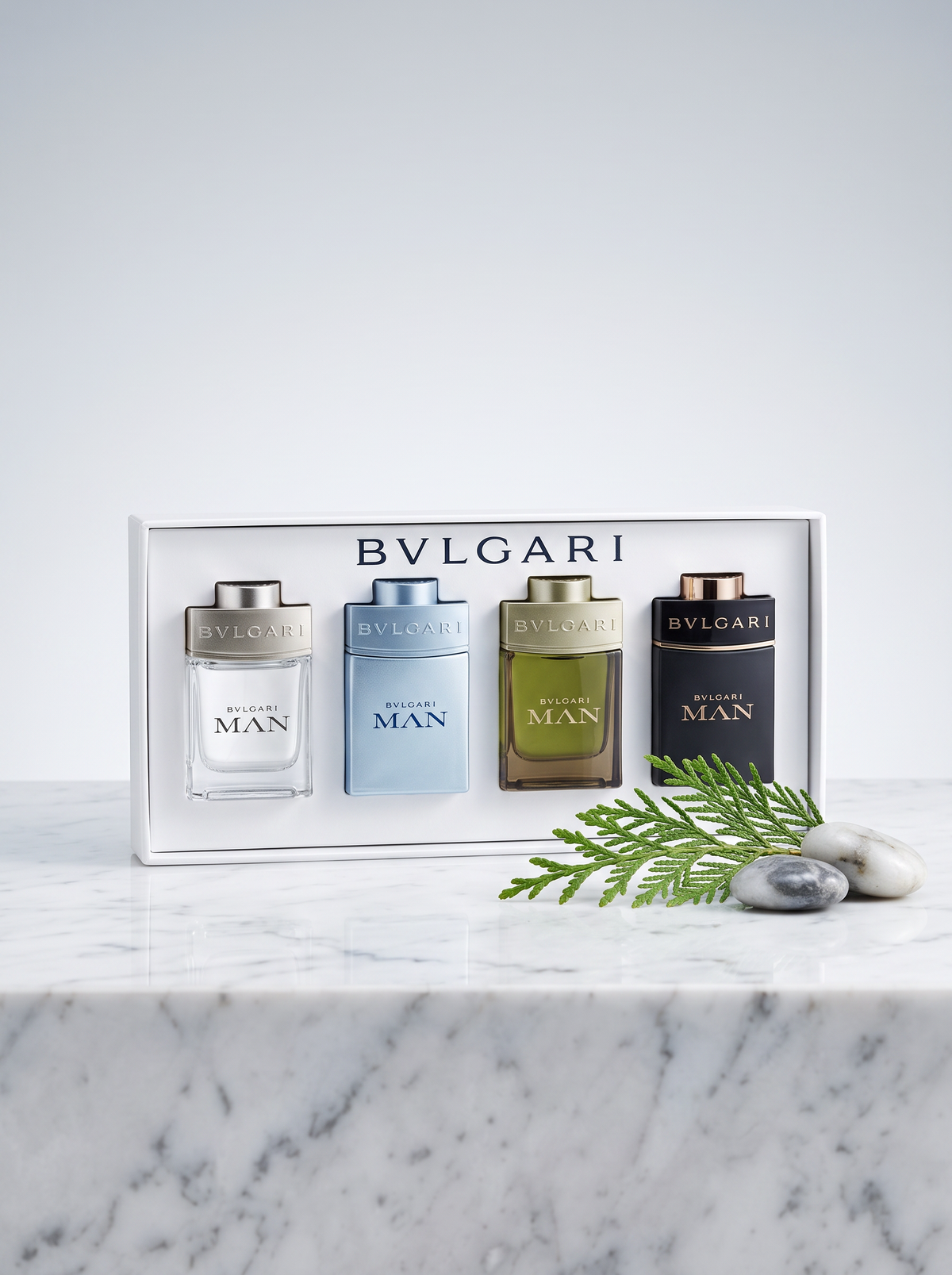 Bvlgari Man Miniaturen Geschenkset - vier Mini-Flakons in weisser Box auf hellem Marmor mit Zedernzweig