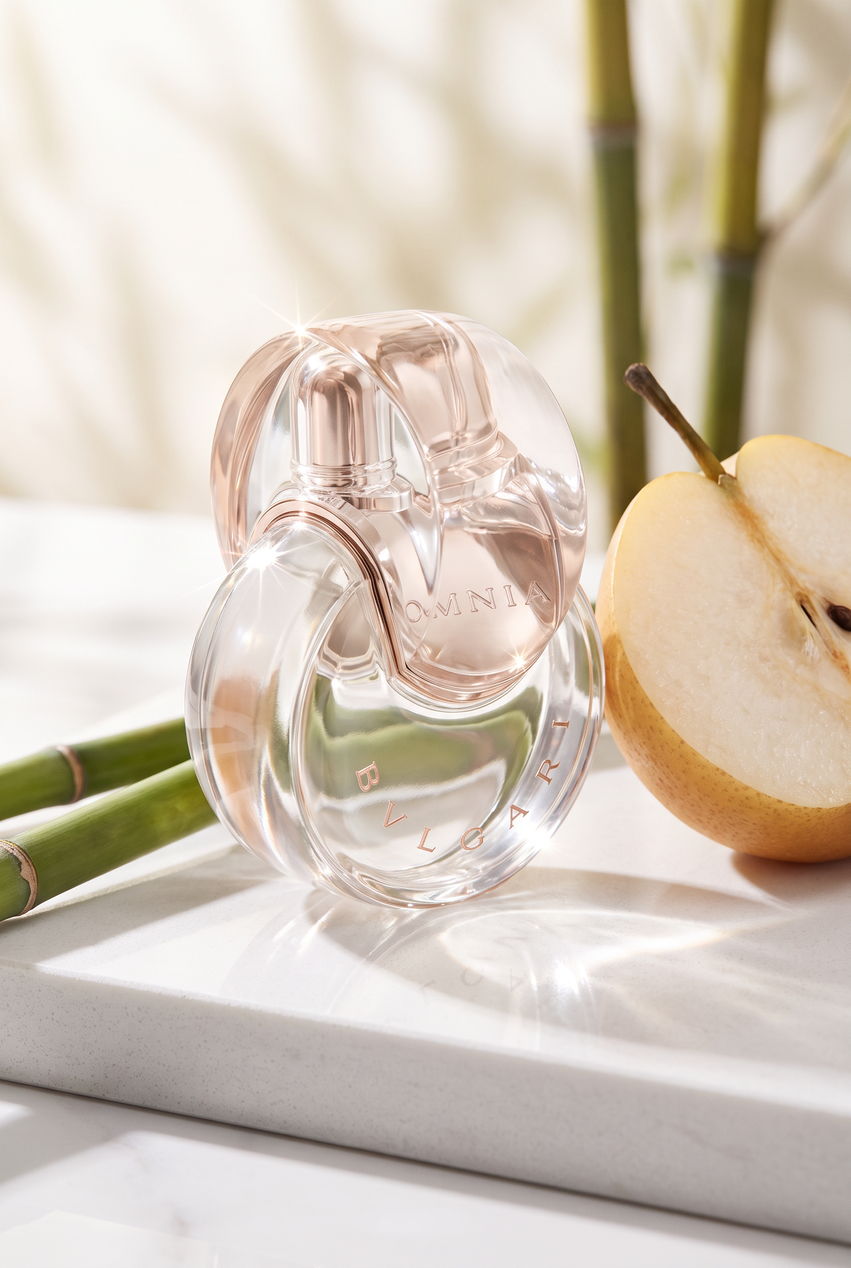Bvlgari Omnia Crystalline Eau de Toilette Flakon mit Nashi-Birne und Bambus im hellen Tageslicht - kaufenparfum.de