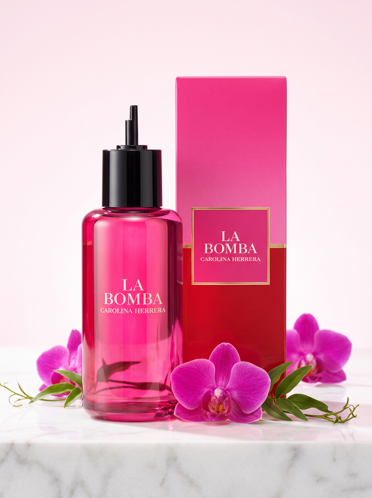 Carolina Herrera La Bomba Eau de Parfum Nachfuellung 200 ml - pinker Flakon mit Verpackung auf hellem Marmor mit Orchideen