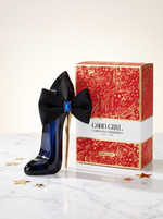 Carolina Herrera Good Girl Bowtastic Eau de Parfum 80 ml - Stiletto-Flakon mit Verpackung auf hellem Marmor mit goldenen Sternen