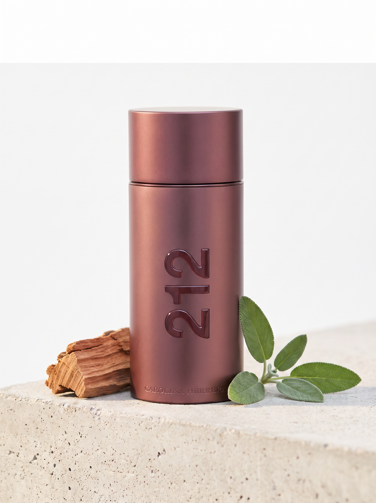 Carolina Herrera 212 Sexy Men Eau de Toilette 100 ml - bordeauxfarbener Flakon auf hellem Beton mit Sandelholz und Salbei