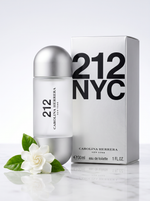 Carolina Herrera 212 NYC Eau de Toilette 30 ml - Flakon mit Verpackung auf hellem Marmor mit weisser Gardenie