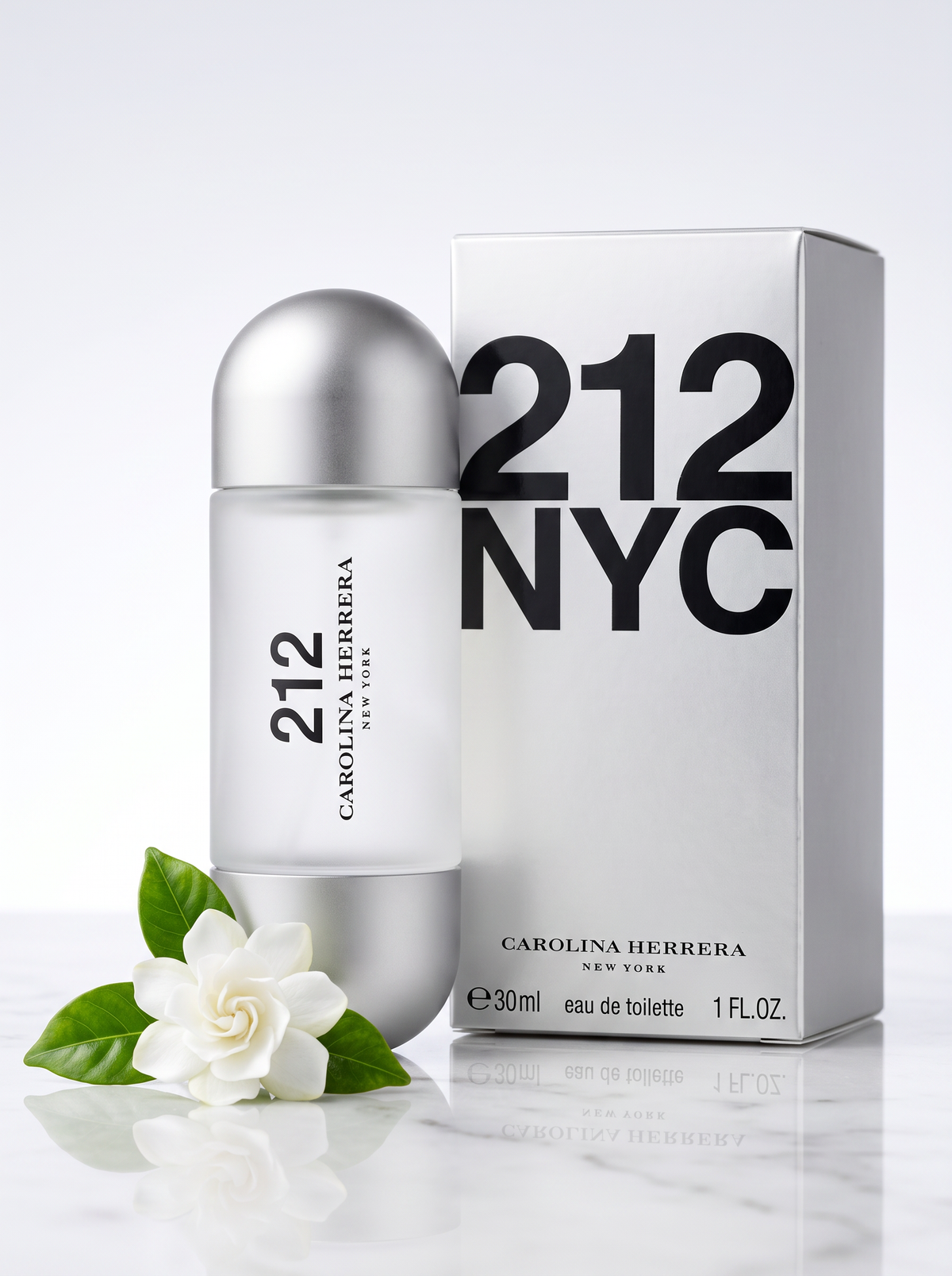 Carolina Herrera 212 NYC Eau de Toilette 30 ml - Flakon mit Verpackung auf hellem Marmor mit weisser Gardenie
