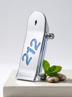 Carolina Herrera 212 Men Heroes Eau de Toilette 50 ml - Skateboard-Flakon in Chrom auf hellem Beton mit Minze