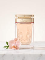 Cartier La Panthere Eau de Parfum 50 ml - Flakon auf hellem Marmor mit rosa Orchidee