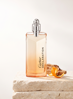 Cartier Declaration Eau de Toilette 50 ml - Flakon mit Silberkappe auf hellem Kalkstein mit Zedernholz und Orangenschale