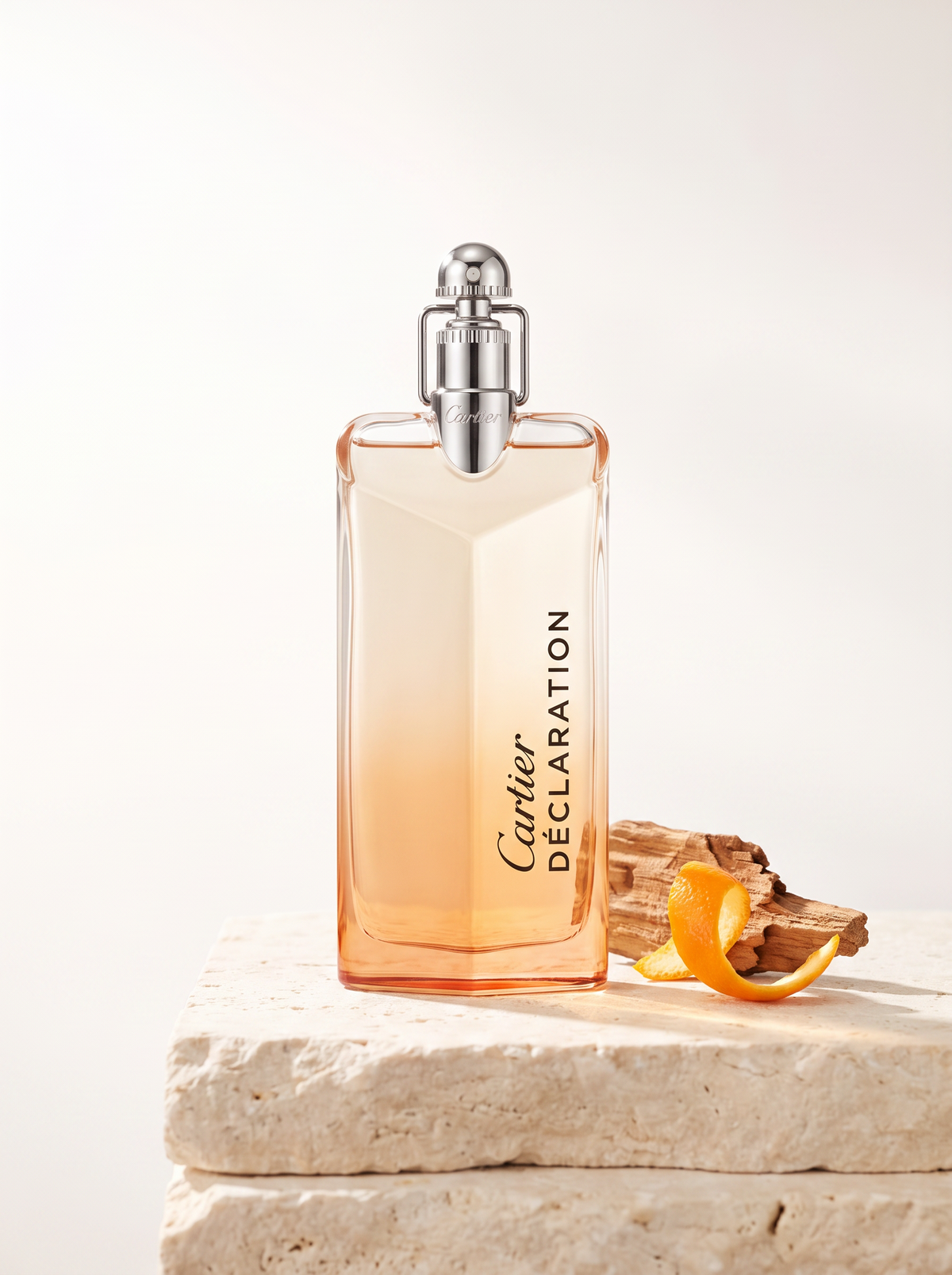 Cartier Declaration Eau de Toilette 50 ml - Flakon mit Silberkappe auf hellem Kalkstein mit Zedernholz und Orangenschale