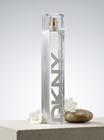 DKNY Women Energizing Eau de Parfum 30 ml - Flakon auf hellem Beton mit weissen Blueten