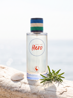 El Ganso Part Time Hero Eau de Toilette 125 ml - Flakon auf Treibholz am hellen Meer mit Rosmarin