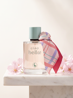 El Ganso Ciao Bella Eau de Toilette 125 ml - Flakon mit Karo-Schleife auf weissem Marmor mit Kirschblueten