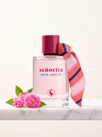 El Ganso Senorita Mon Amour Eau de Toilette 125 ml - rosa Flakon mit Streifenschleife auf weissem Marmor mit Rosen