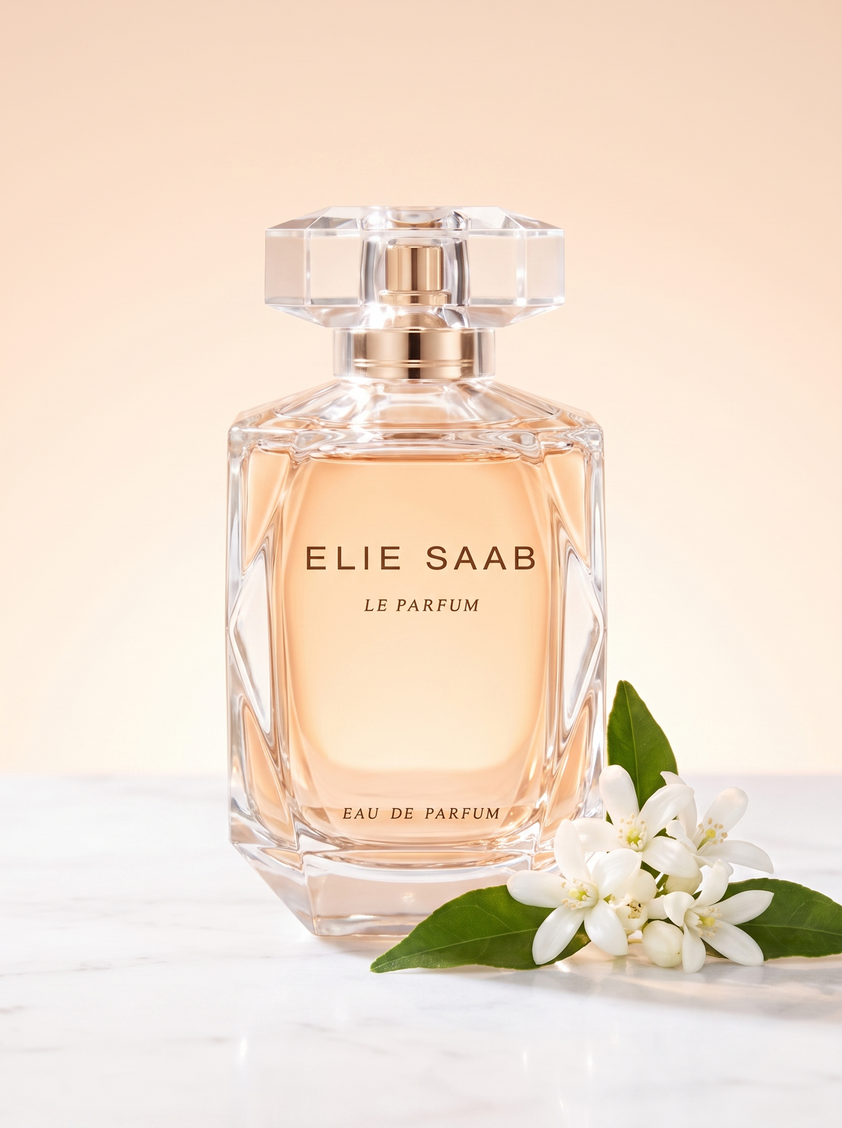 Elie Saab Le Parfum Eau de Parfum 30 ml - facettierter Flakon auf hellem Marmor mit Jasminblueten