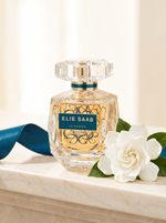 Elie Saab Le Parfum Royal Eau de Parfum 50 ml - facettierter Flakon auf hellem Marmor mit Gardenie