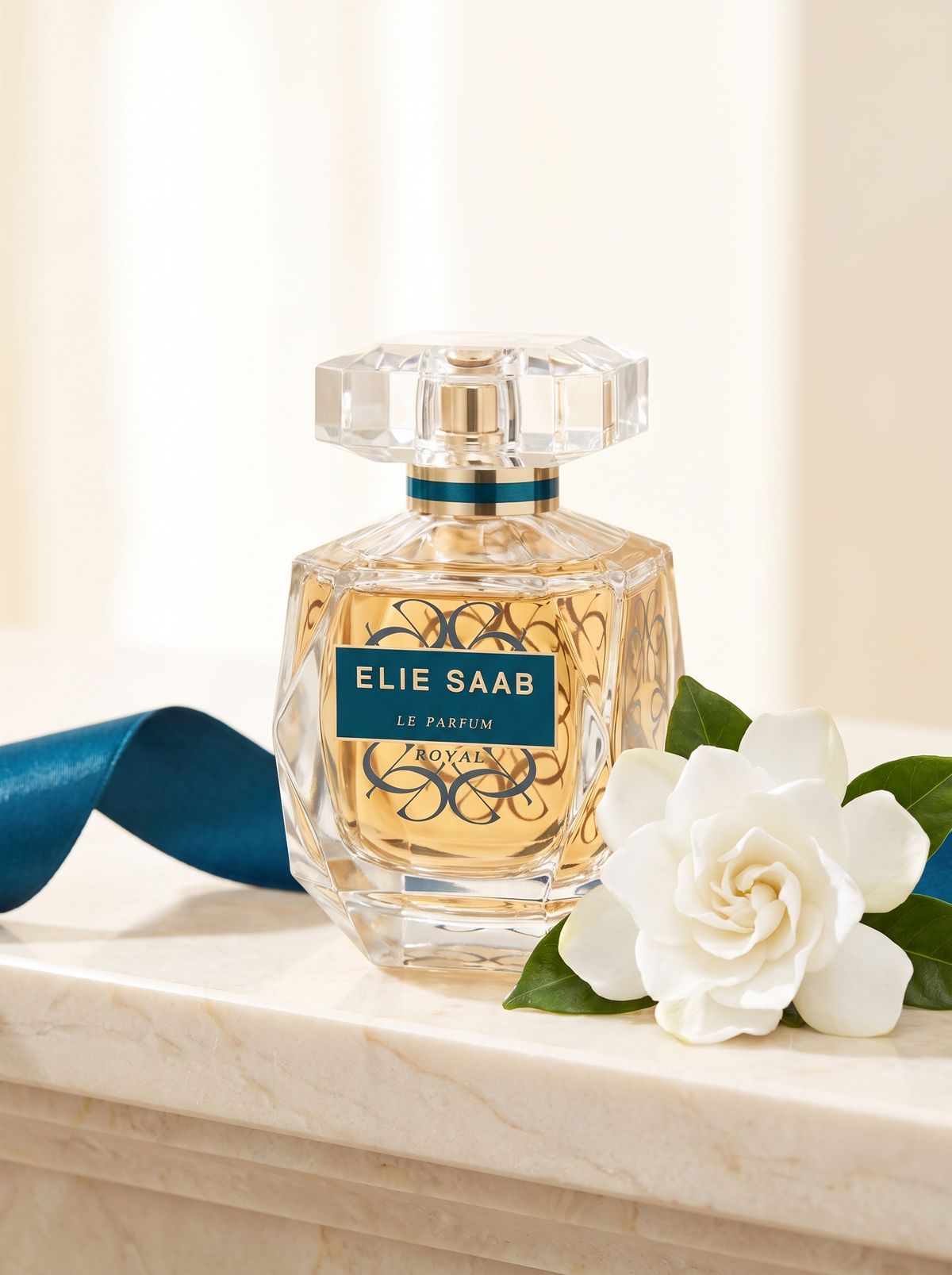 Elie Saab Le Parfum Royal Eau de Parfum 50 ml - facettierter Flakon auf hellem Marmor mit Gardenie