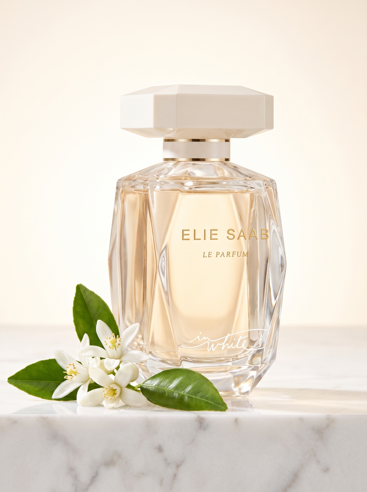 Elie Saab Le Parfum in White Eau de Parfum 30 ml - facettierter Flakon auf hellem Marmor mit Orangenblueten