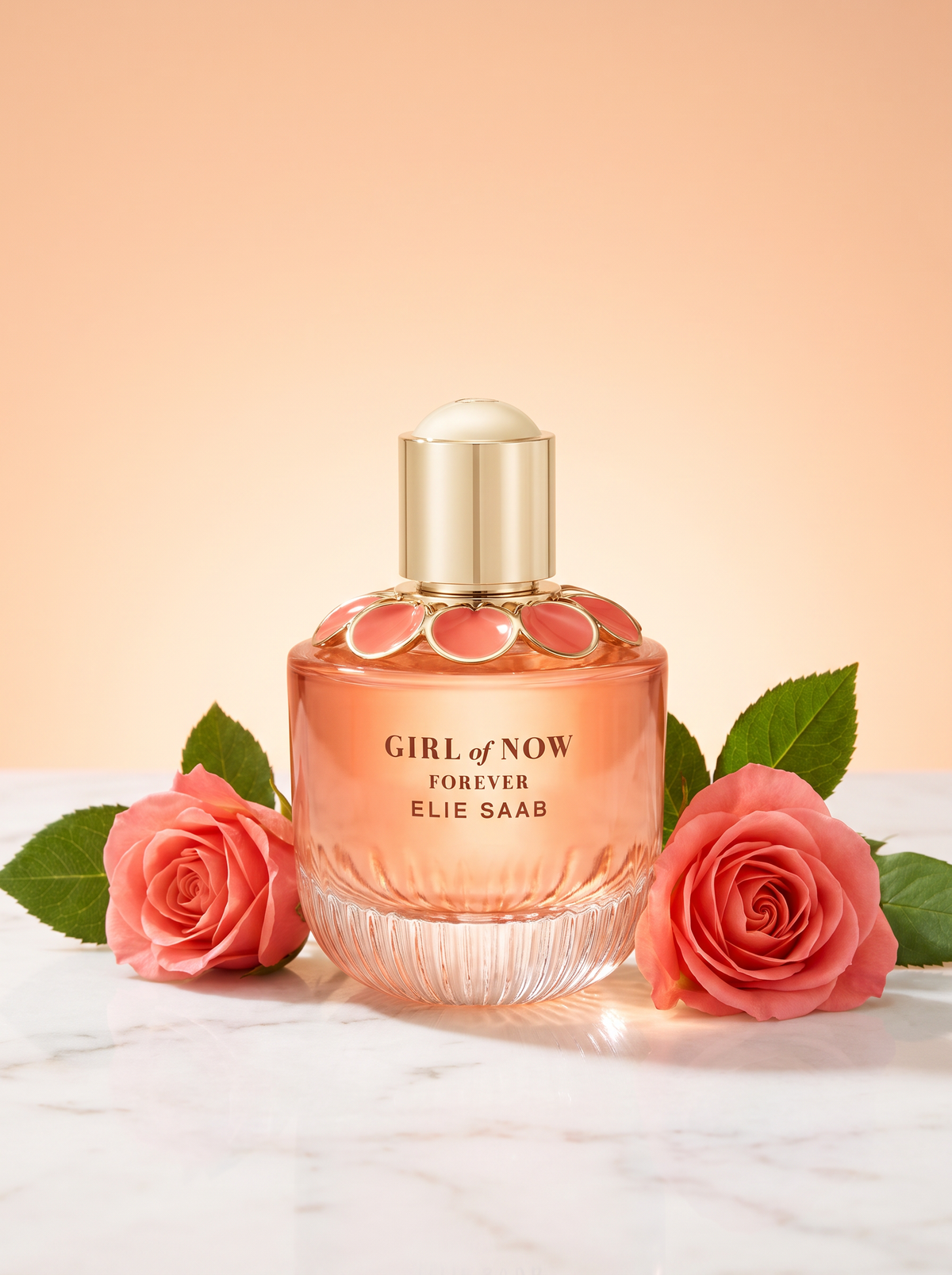 Elie Saab Girl of Now Forever Eau de Parfum 30 ml - korallenfarbener Flakon auf hellem Marmor mit Rosen