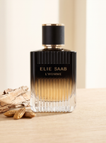 Elie Saab L'Homme Eau de Parfum 50 ml - geriffelter Flakon auf hellem Eichenholz mit Zedernrinde und Tonkabohnen