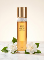 Elizabeth Taylor White Diamonds Eau de Toilette 100 ml - Flakon mit Kristallkragen auf hellem Marmor mit Gardenien