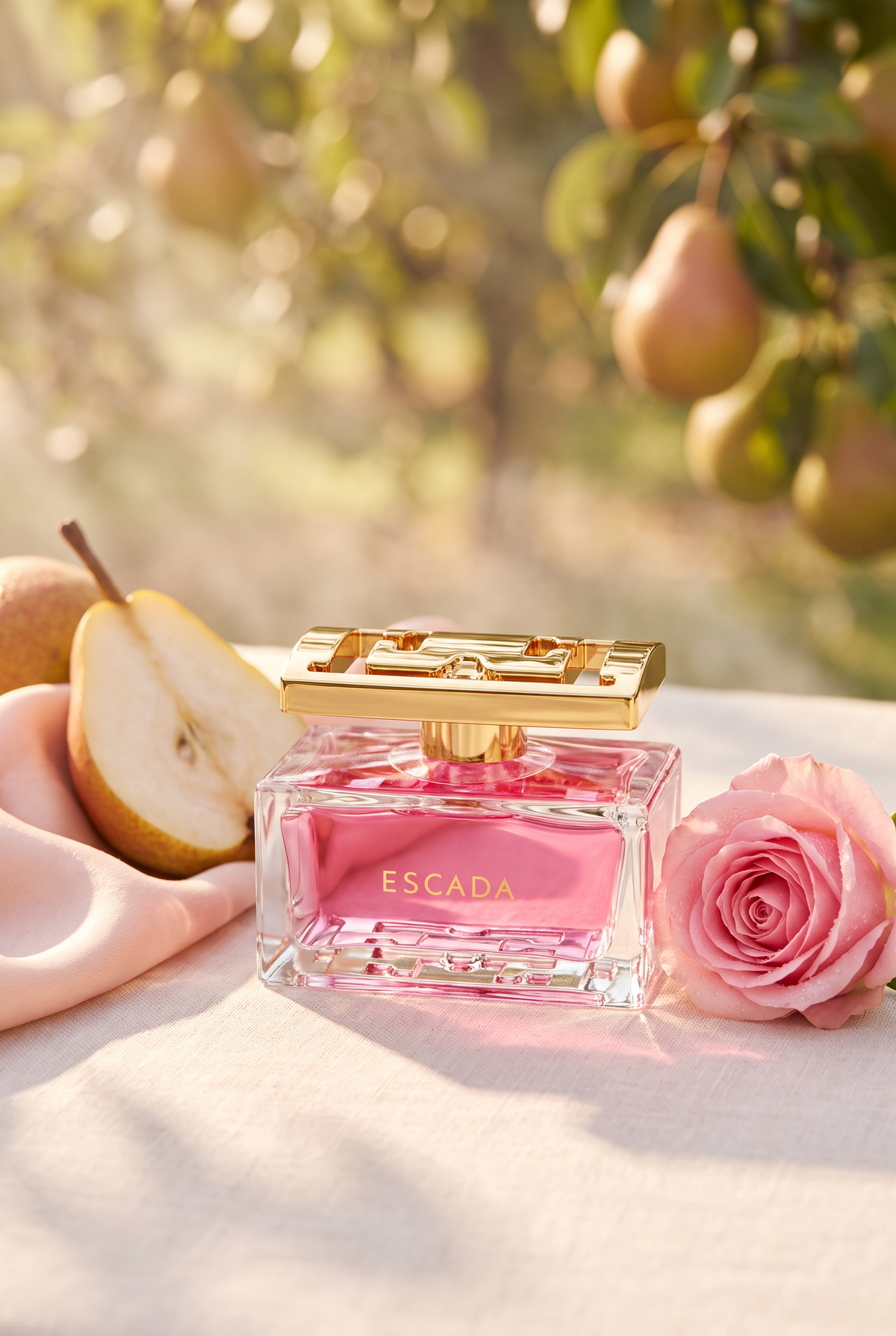 Escada Especially Eau de Parfum Flakon im sonnigen Birnengarten mit Rose und Seide - kaufenparfum.de