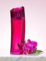 Escada Magnetism Eau de Parfum 75 ml - magentafarbener Flakon auf hellem Marmor mit Orchideen