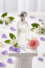 Estee Lauder Pleasures Eau de Parfum auf weissem Podest mit Veilchen, Orangenblueten und Rose - kaufenparfum.de