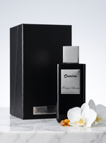 Franck Boclet Extrait de Parfum 100 ml - schwarzer Flakon mit Verpackung auf hellem Marmor mit weisser Orchidee