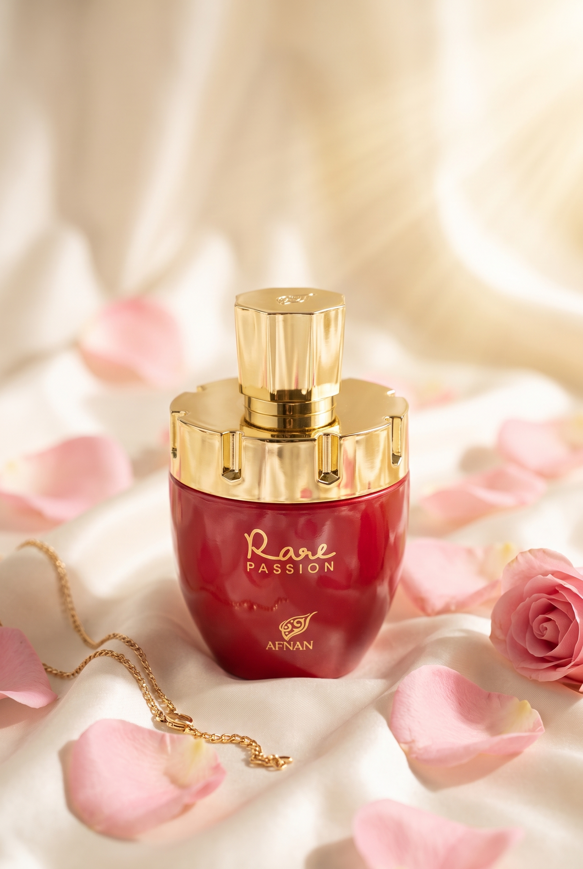 Afnan Rare Passion Eau de Parfum 100 ml – roter Flakon mit goldenem Deckel auf cremefarbener Seide mit Rosenblaettern
