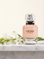 Givenchy L'Interdit Eau de Parfum 80 ml - Flakon mit schwarzem Band auf weissem Marmor mit Tuberose