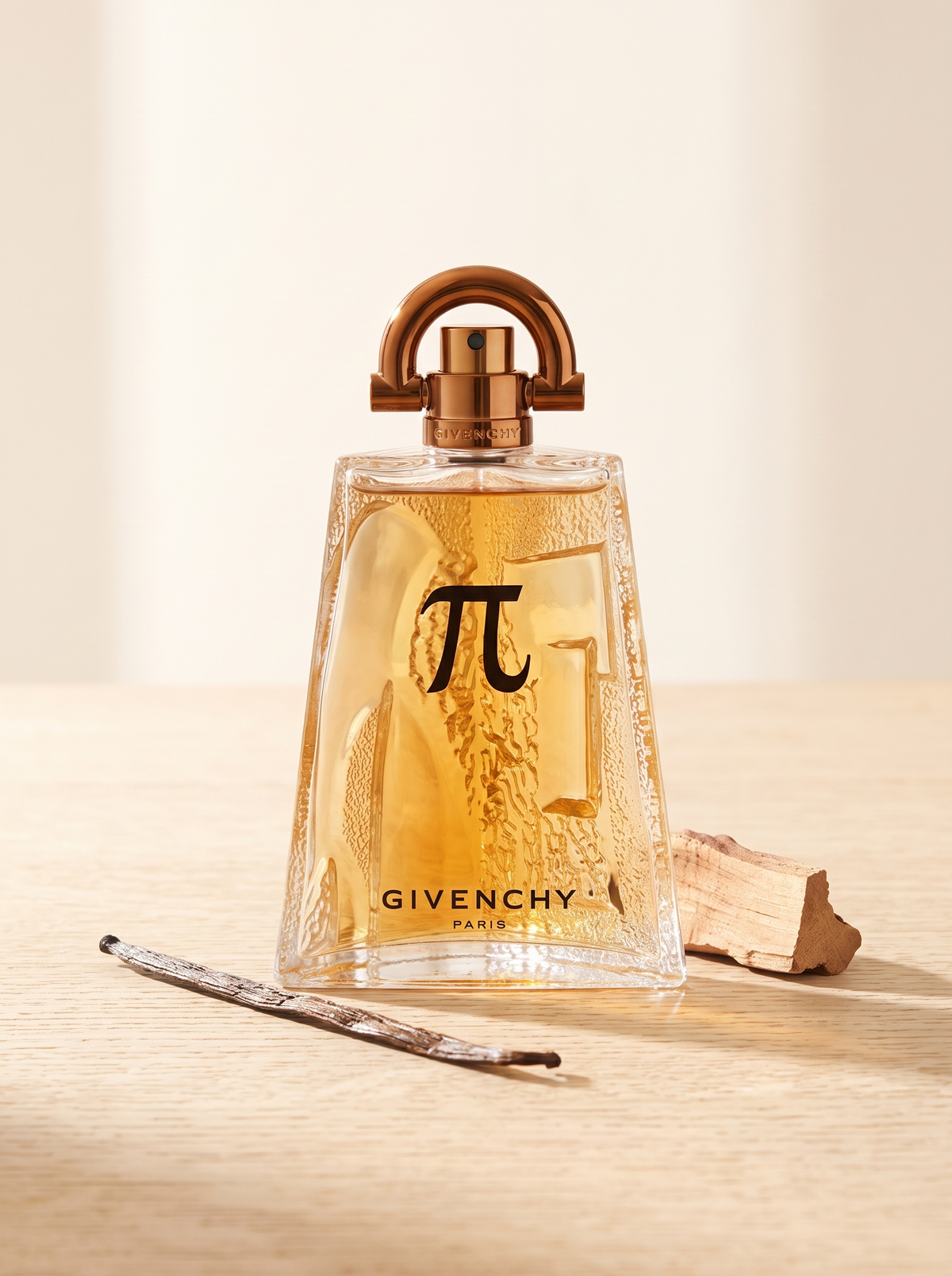Givenchy Pi Eau de Toilette 100 ml - Flakon auf hellem Eichenholz mit Vanilleschote und Zedernholz
