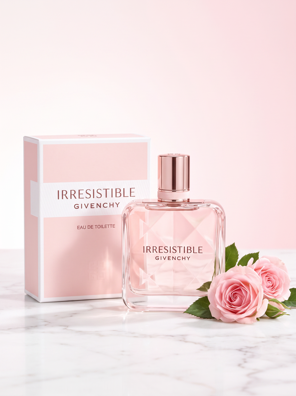 Givenchy Irresistible Eau de Toilette 35 ml - rosa Flakon mit Verpackung auf hellem Marmor mit Rosen